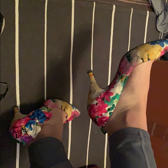 Beautiful floral high heels!! - Picture 2 of 4